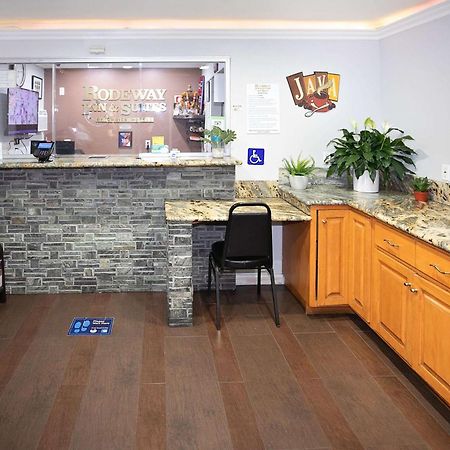 Rodeway Inn & Suites Беллфлауэр Экстерьер фото