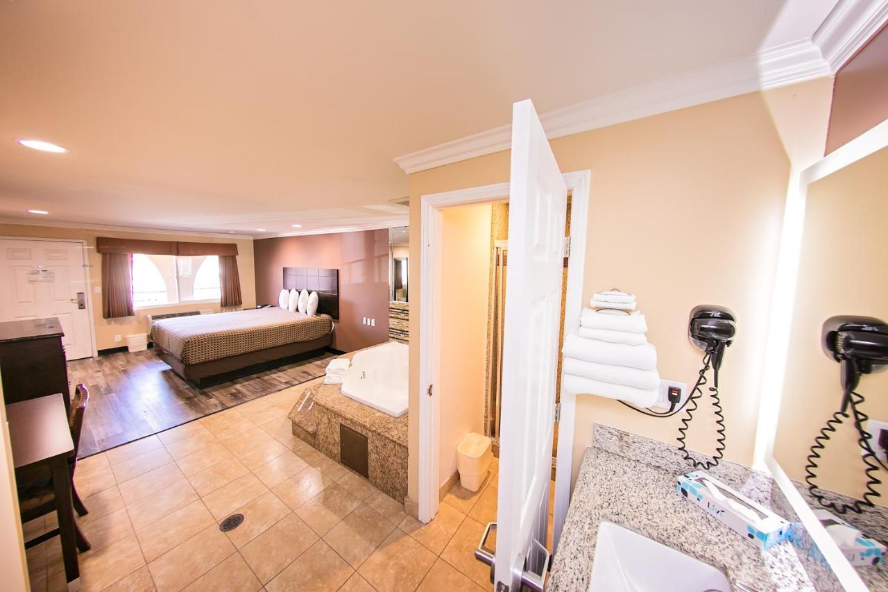 Rodeway Inn & Suites Беллфлауэр Экстерьер фото