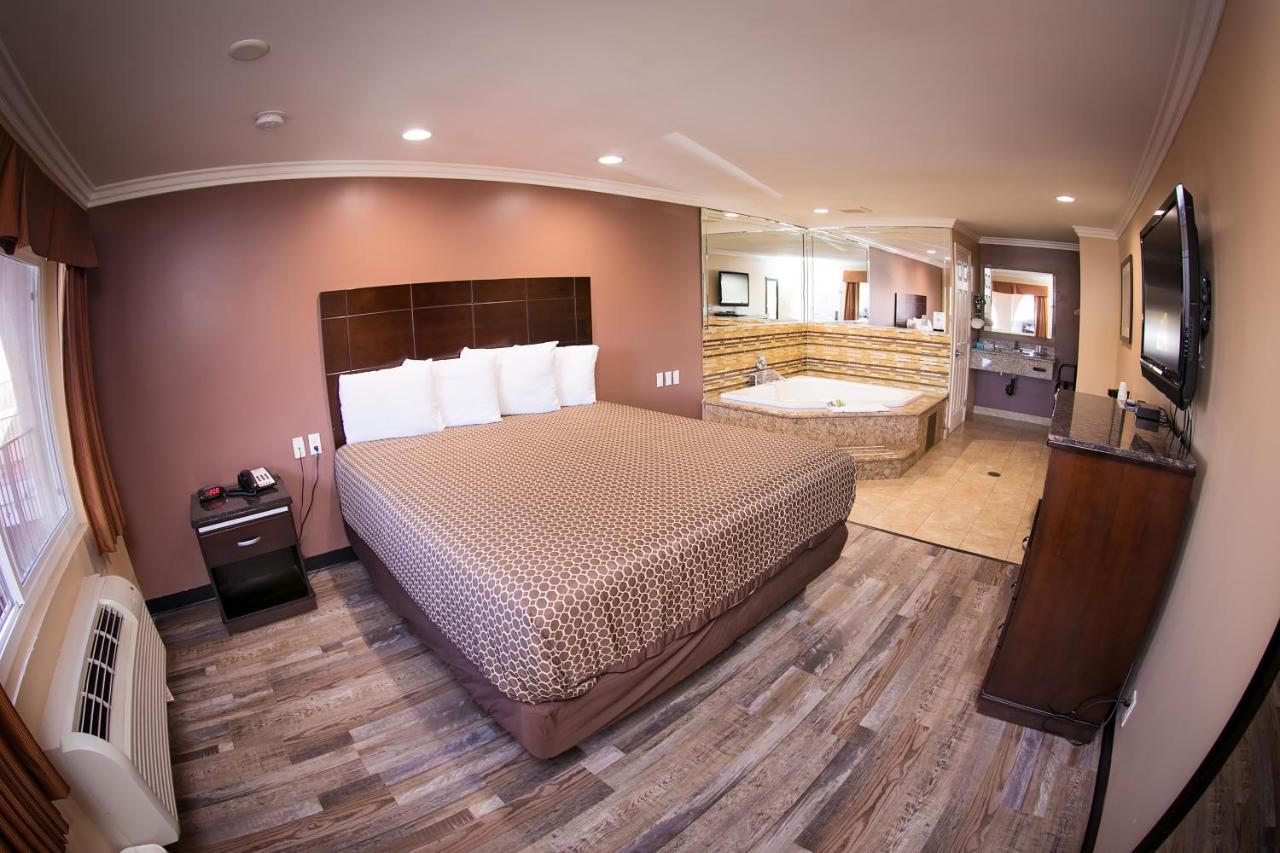 Rodeway Inn & Suites Беллфлауэр Экстерьер фото