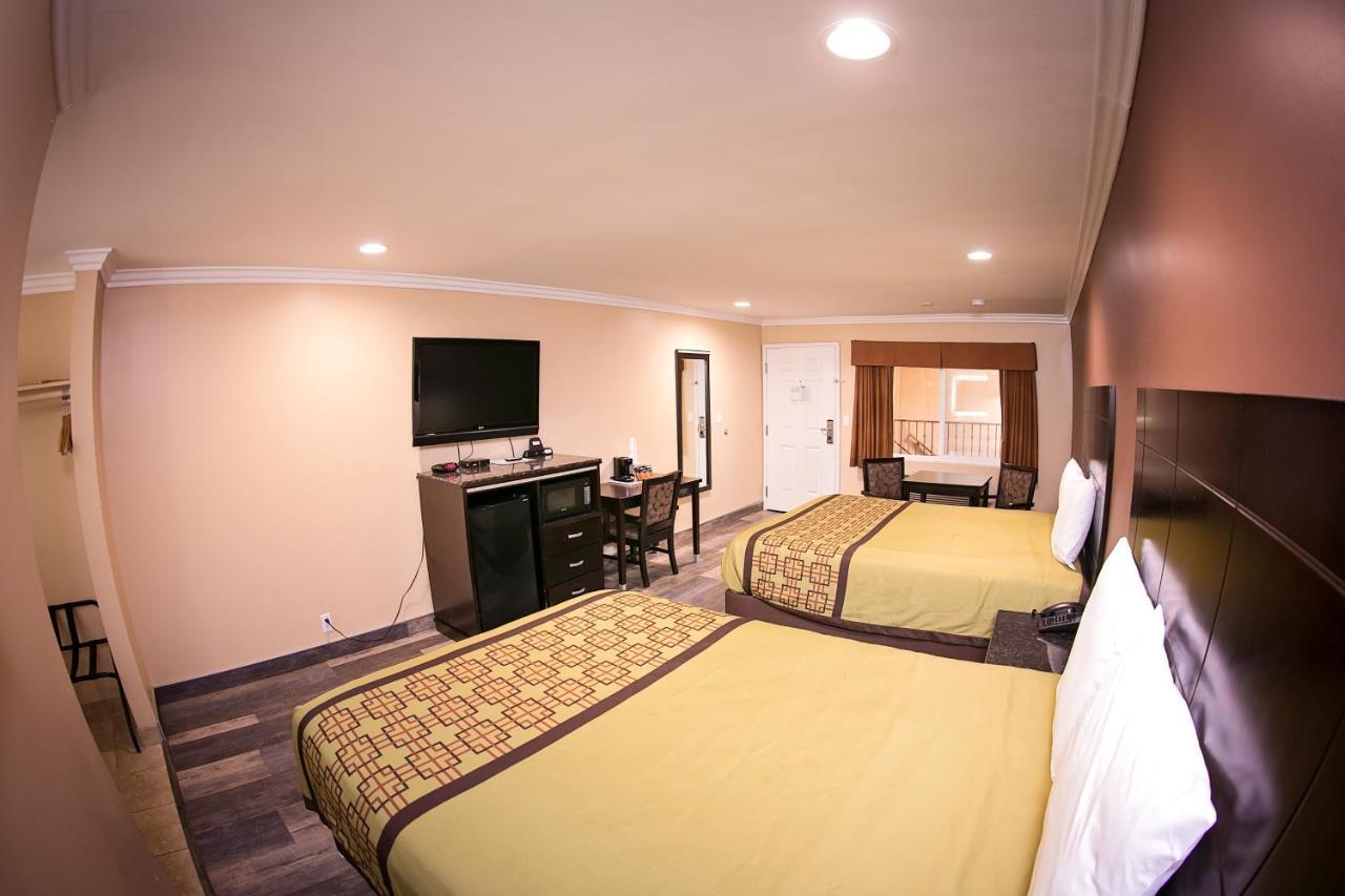 Rodeway Inn & Suites Беллфлауэр Экстерьер фото