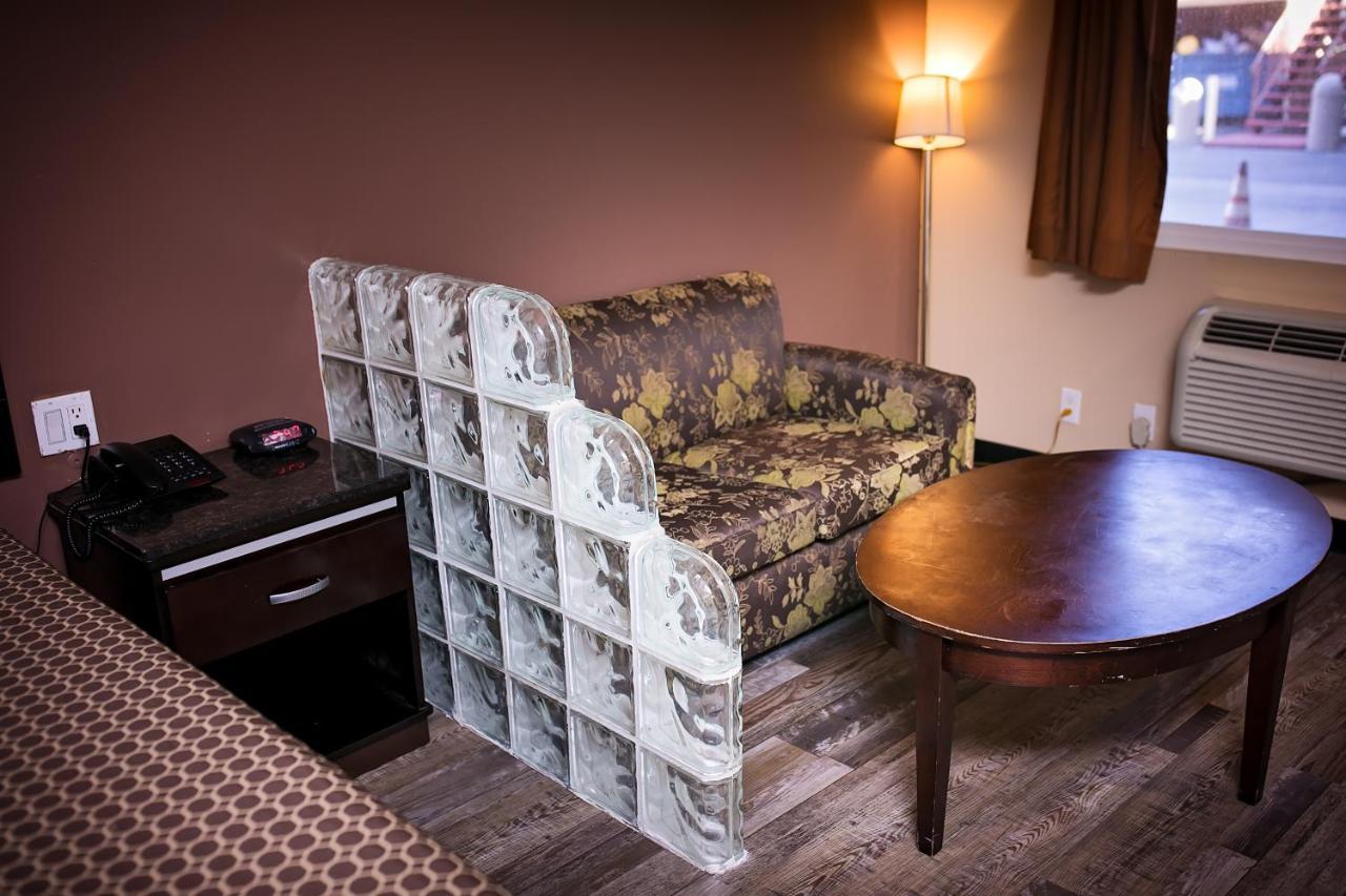 Rodeway Inn & Suites Беллфлауэр Экстерьер фото