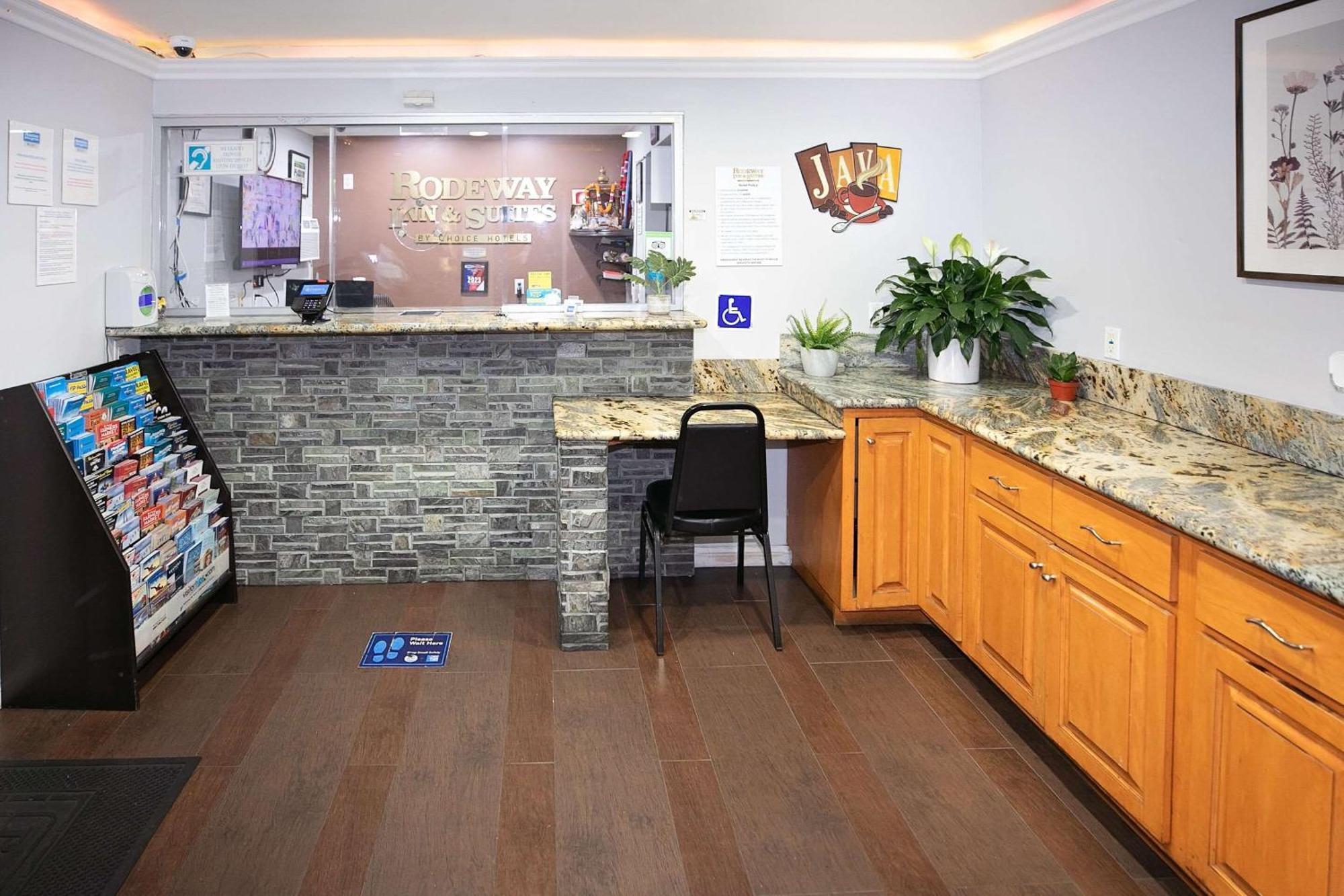 Rodeway Inn & Suites Беллфлауэр Экстерьер фото