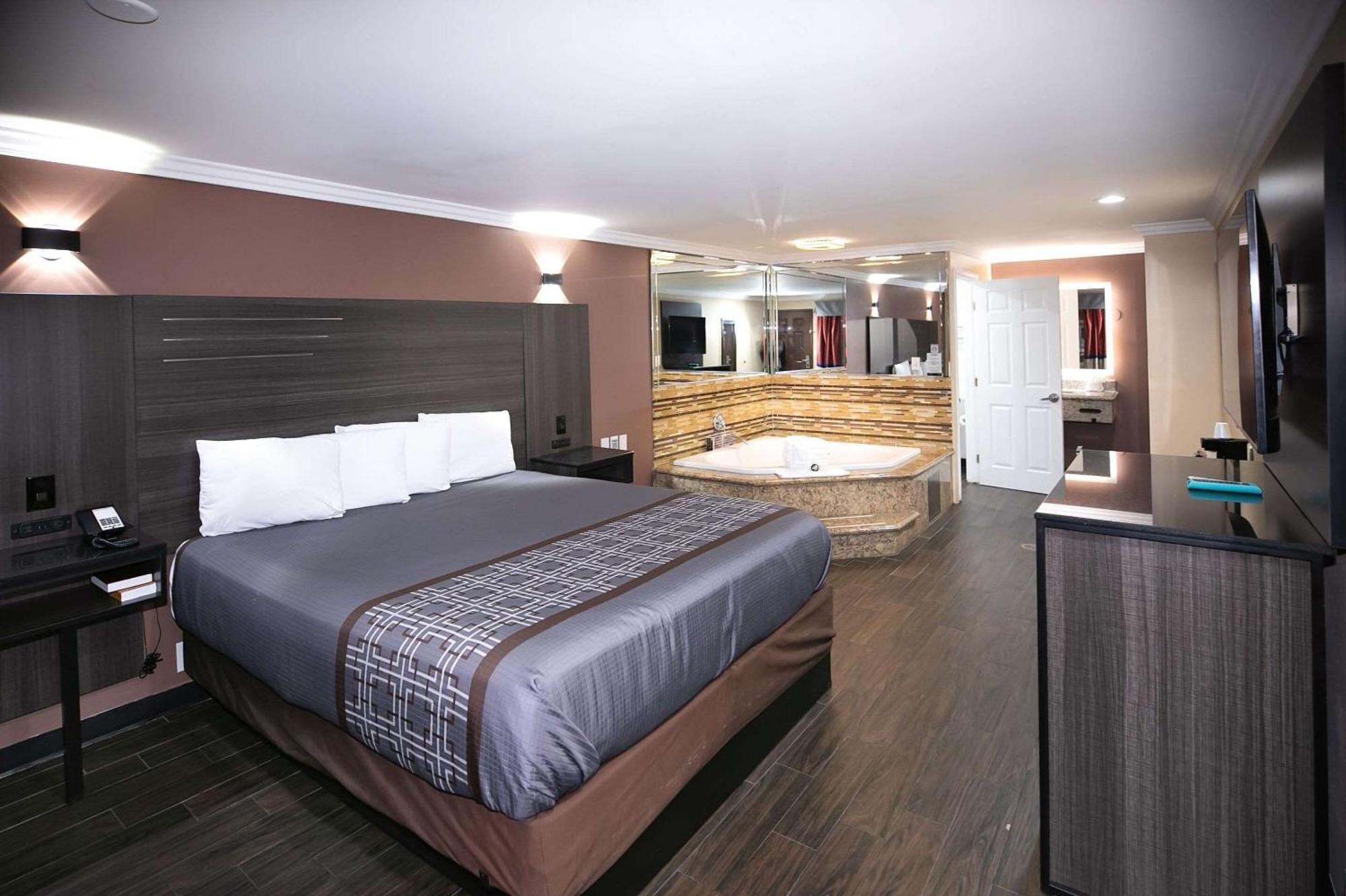 Rodeway Inn & Suites Беллфлауэр Экстерьер фото