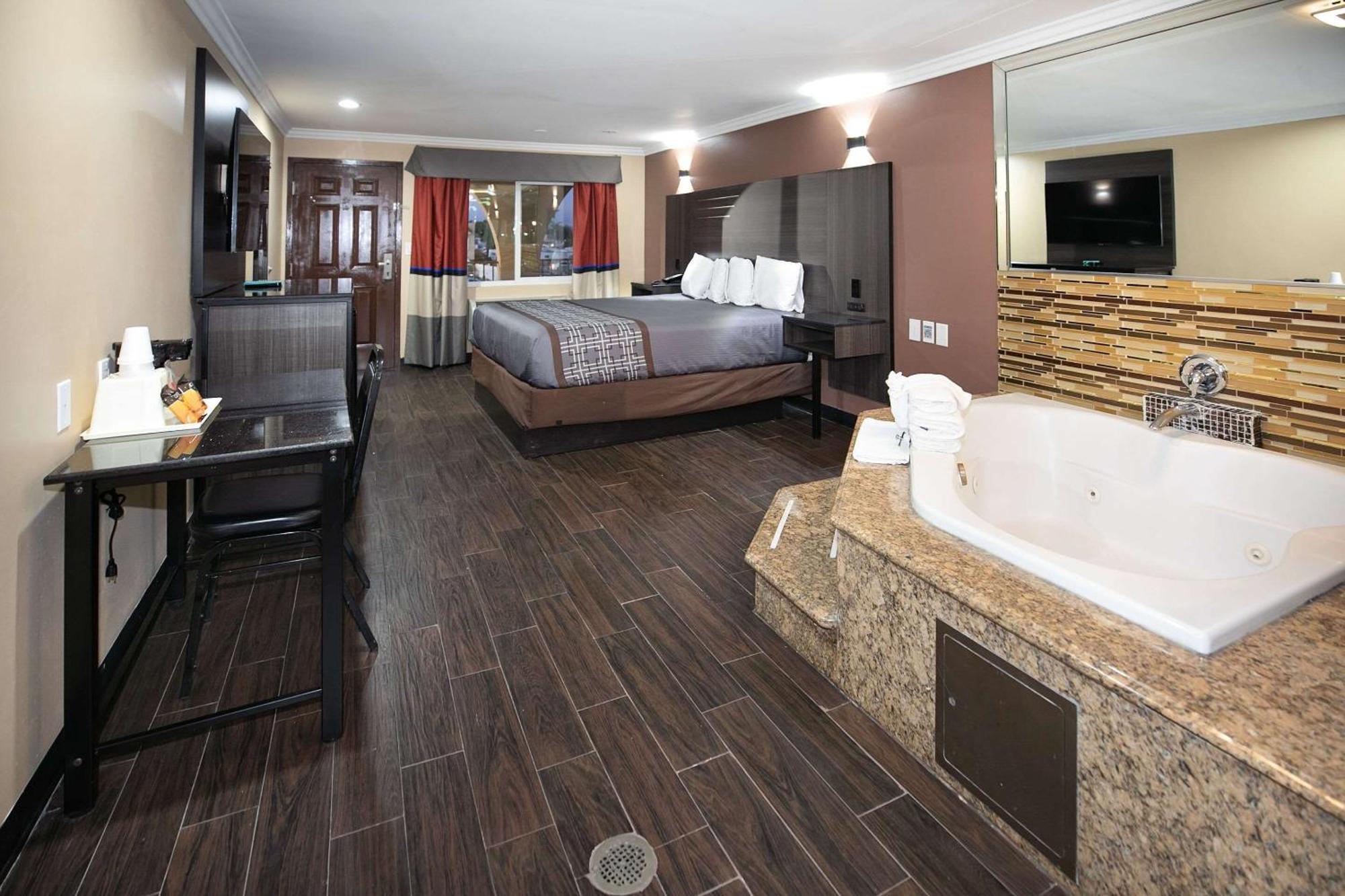 Rodeway Inn & Suites Беллфлауэр Экстерьер фото
