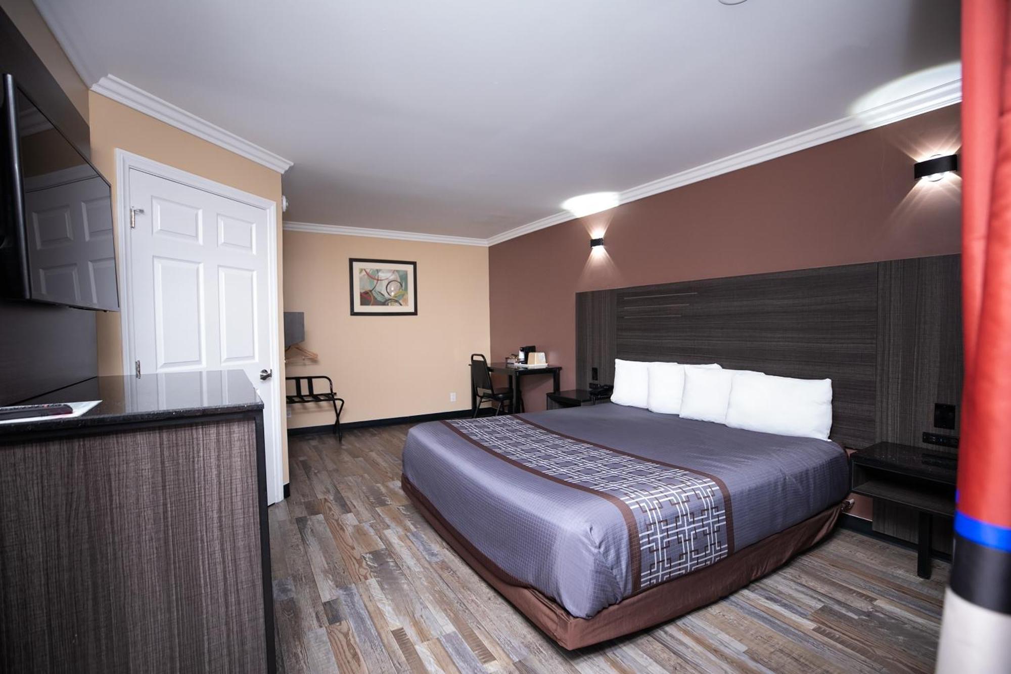 Rodeway Inn & Suites Беллфлауэр Экстерьер фото