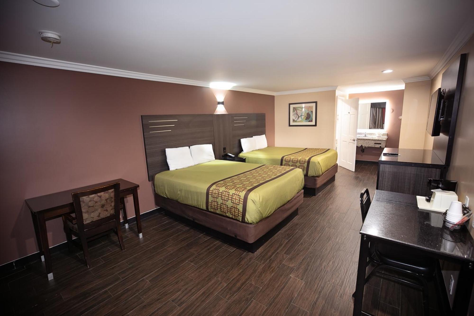 Rodeway Inn & Suites Беллфлауэр Экстерьер фото