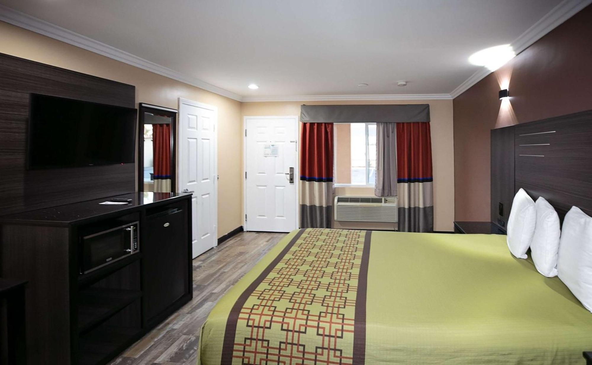 Rodeway Inn & Suites Беллфлауэр Экстерьер фото