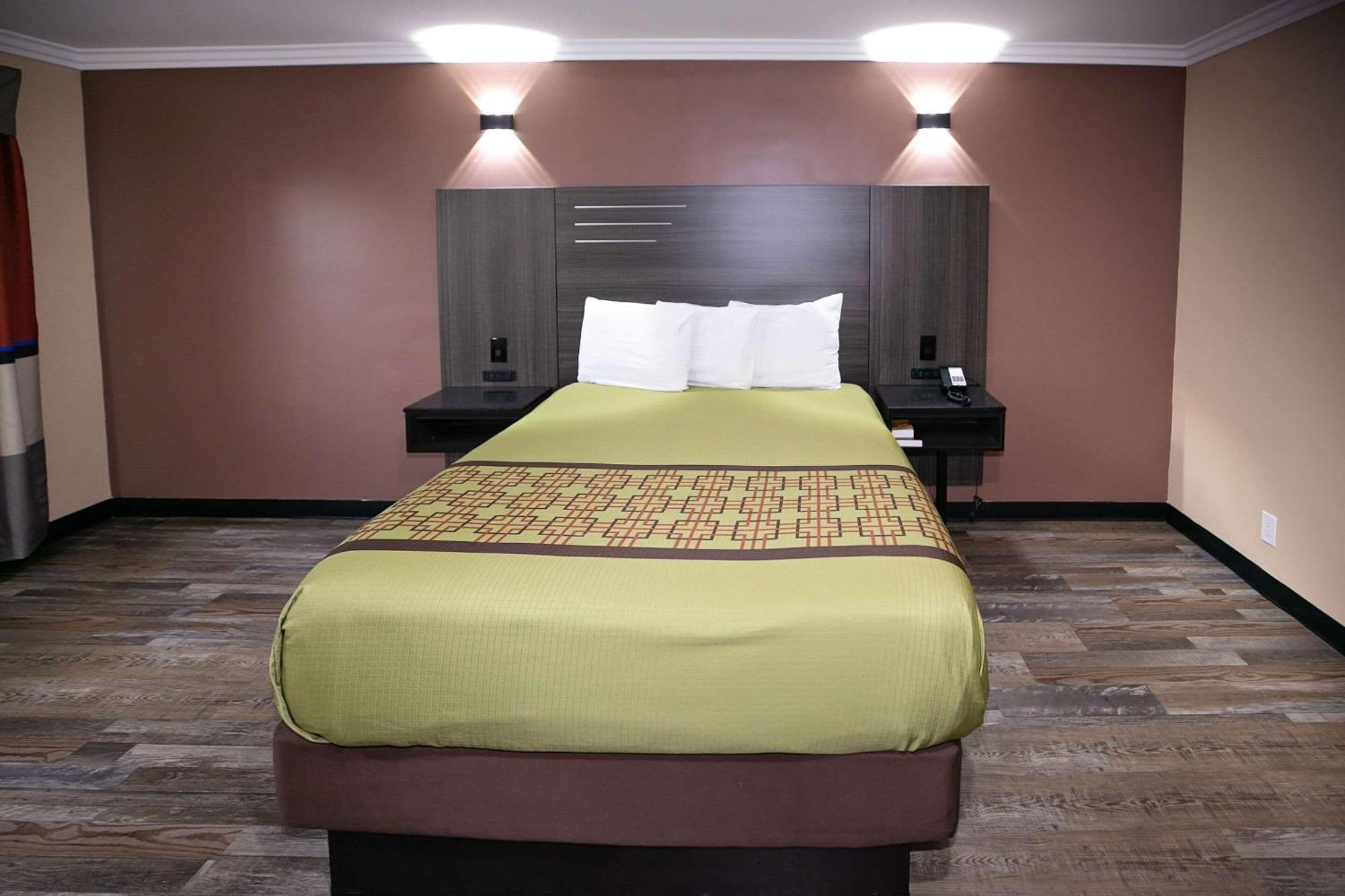 Rodeway Inn & Suites Беллфлауэр Экстерьер фото