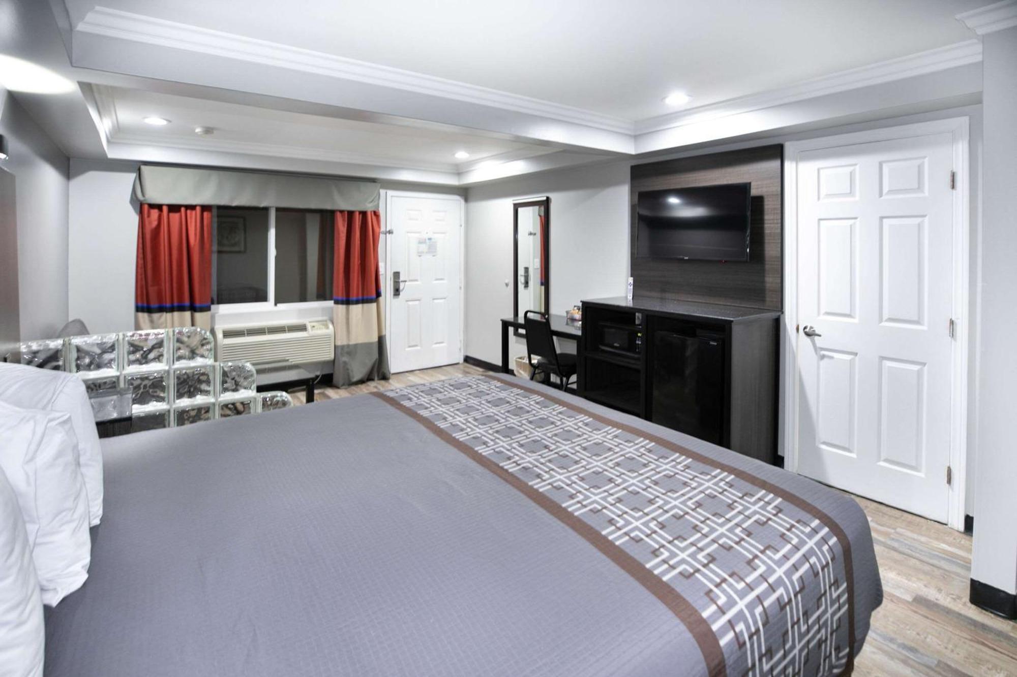 Rodeway Inn & Suites Беллфлауэр Экстерьер фото