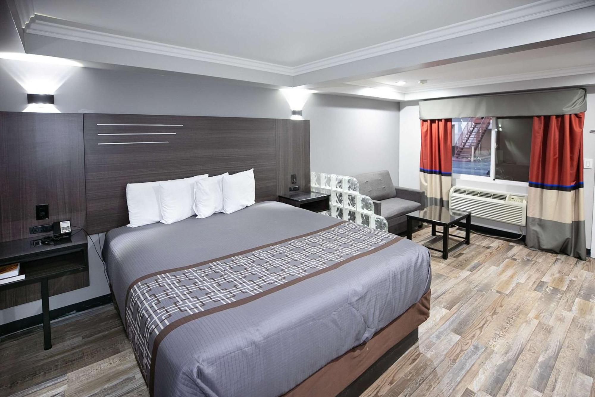 Rodeway Inn & Suites Беллфлауэр Экстерьер фото