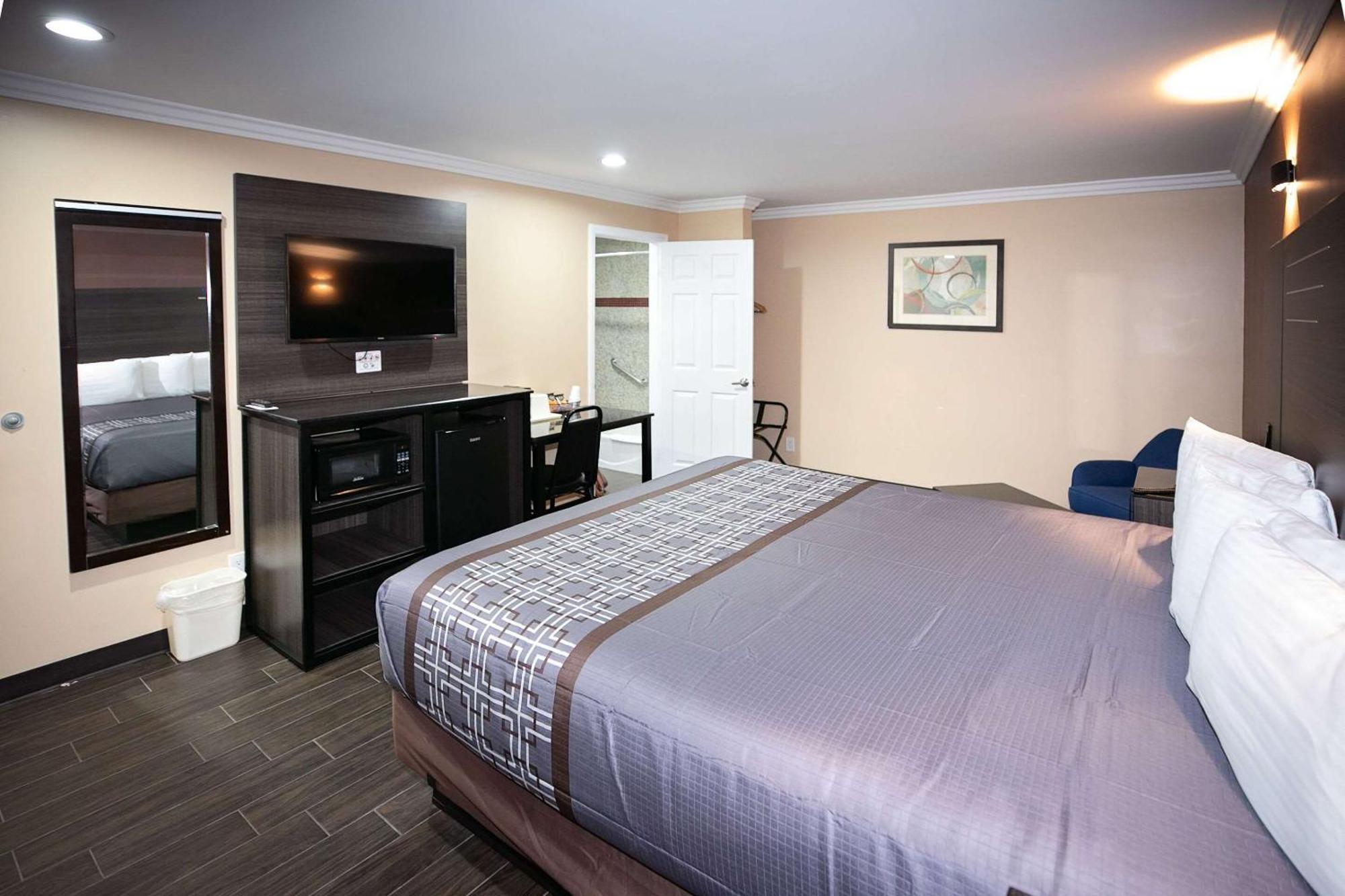 Rodeway Inn & Suites Беллфлауэр Экстерьер фото