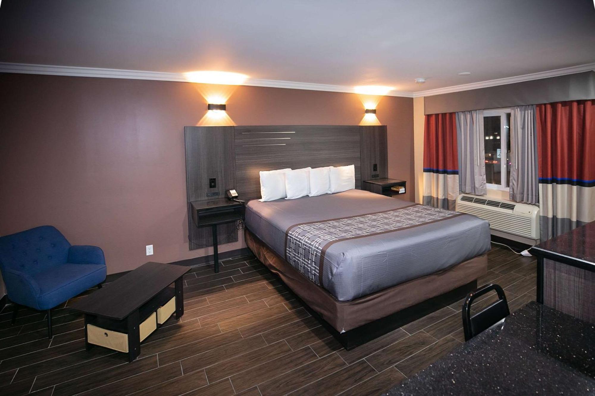 Rodeway Inn & Suites Беллфлауэр Экстерьер фото