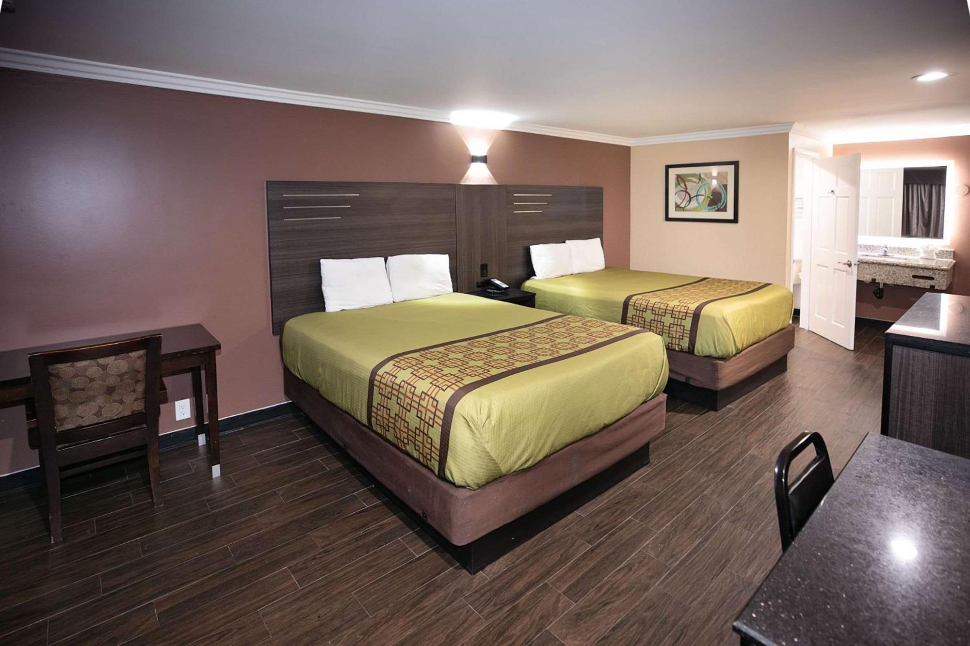 Rodeway Inn & Suites Беллфлауэр Экстерьер фото