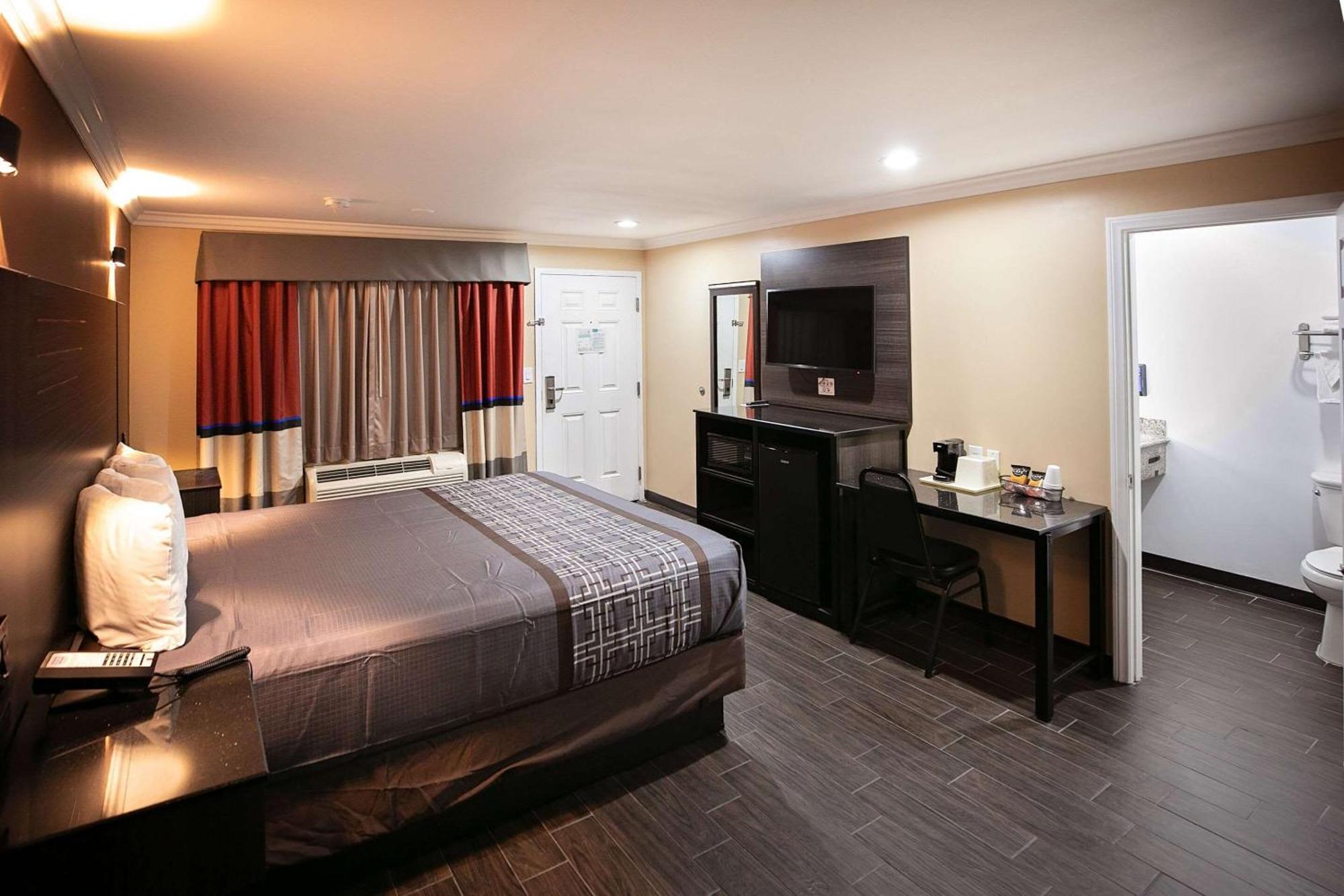 Rodeway Inn & Suites Беллфлауэр Экстерьер фото