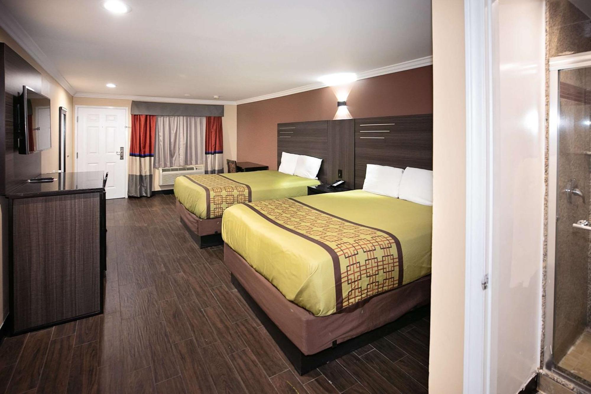 Rodeway Inn & Suites Беллфлауэр Экстерьер фото