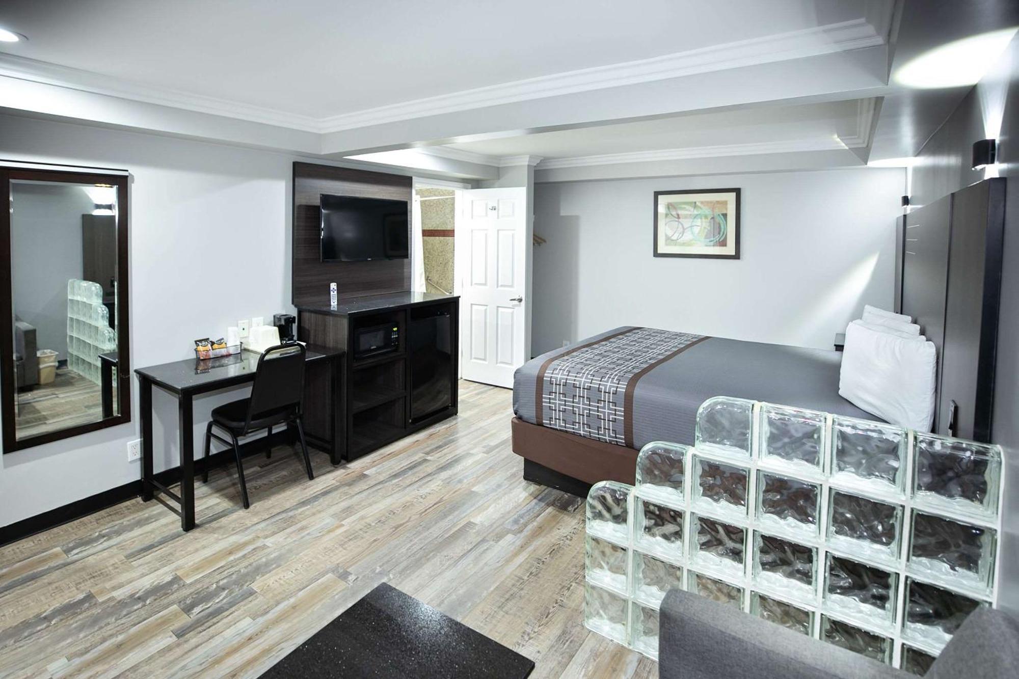Rodeway Inn & Suites Беллфлауэр Экстерьер фото