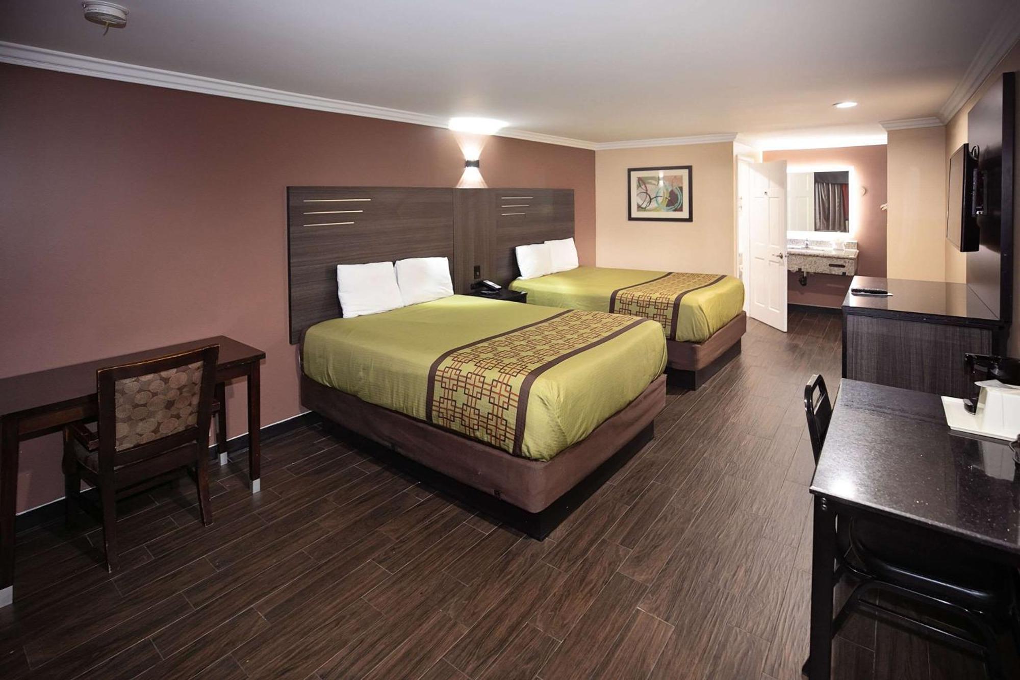 Rodeway Inn & Suites Беллфлауэр Экстерьер фото