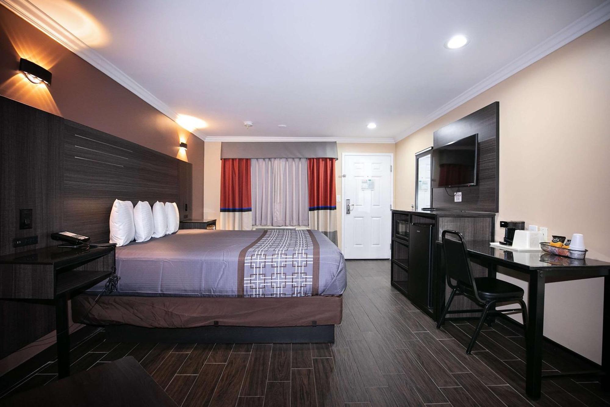 Rodeway Inn & Suites Беллфлауэр Экстерьер фото