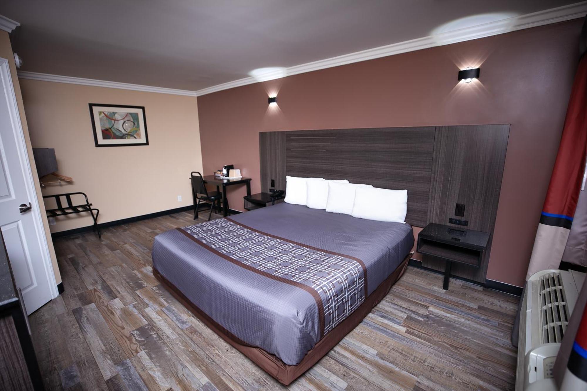 Rodeway Inn & Suites Беллфлауэр Экстерьер фото