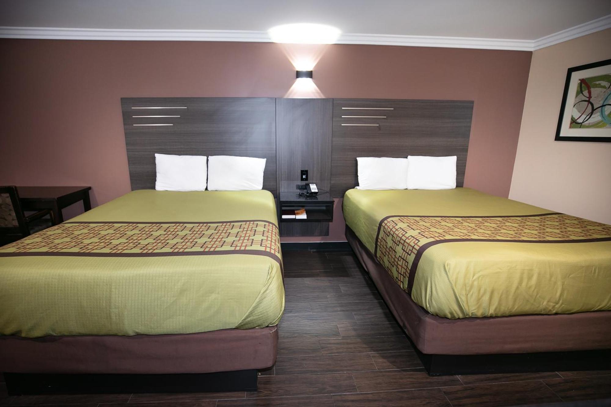 Rodeway Inn & Suites Беллфлауэр Экстерьер фото