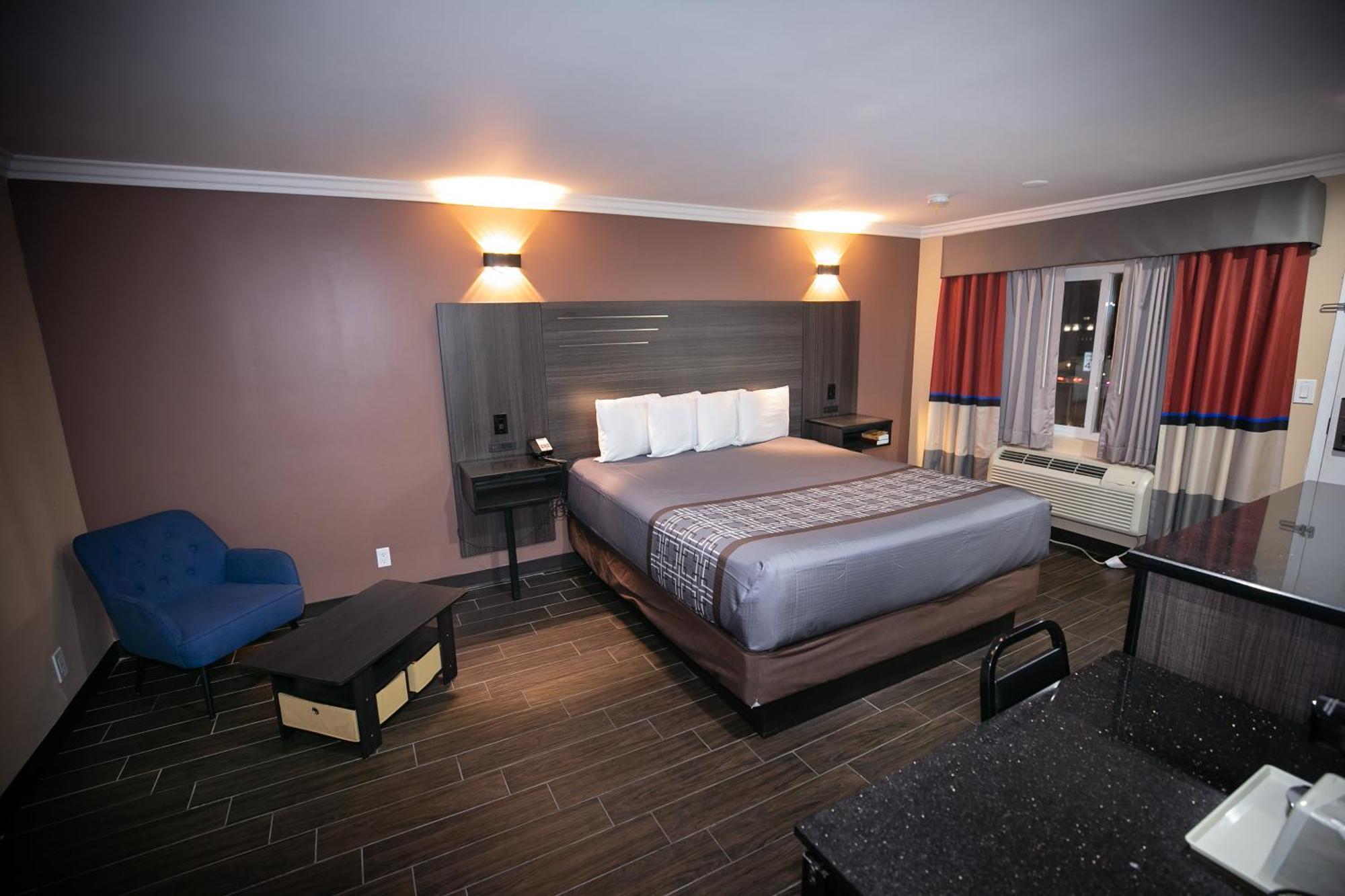 Rodeway Inn & Suites Беллфлауэр Экстерьер фото