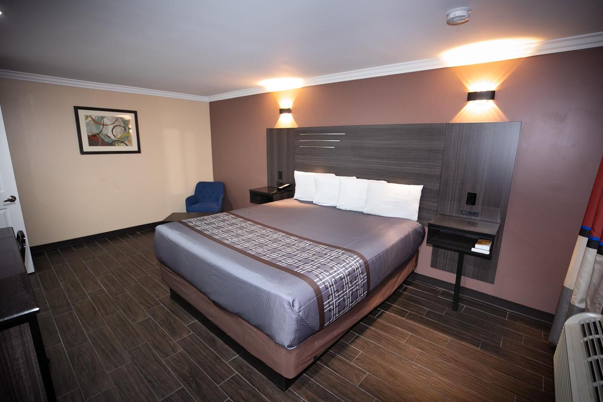 Rodeway Inn & Suites Беллфлауэр Экстерьер фото