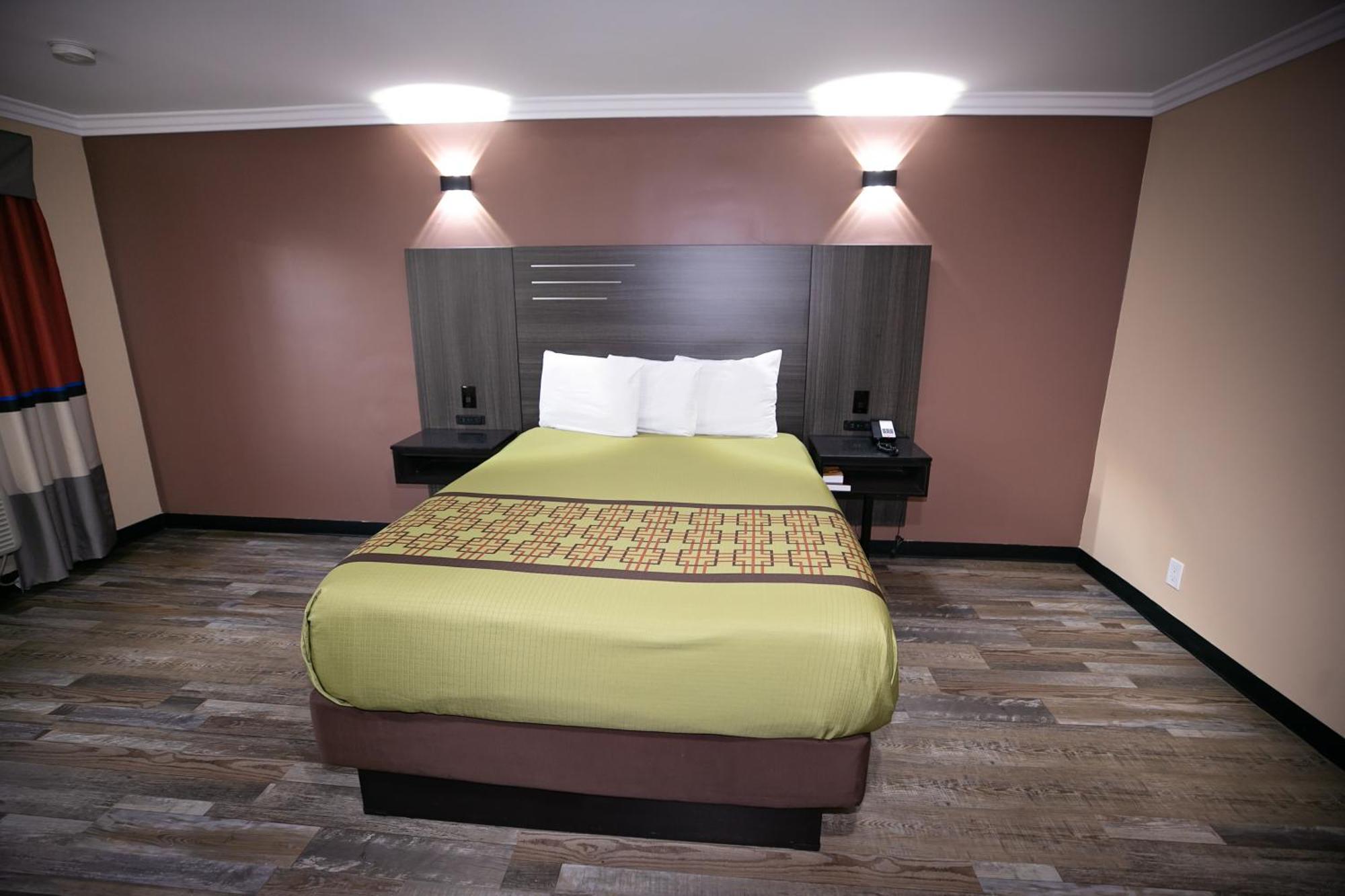Rodeway Inn & Suites Беллфлауэр Экстерьер фото