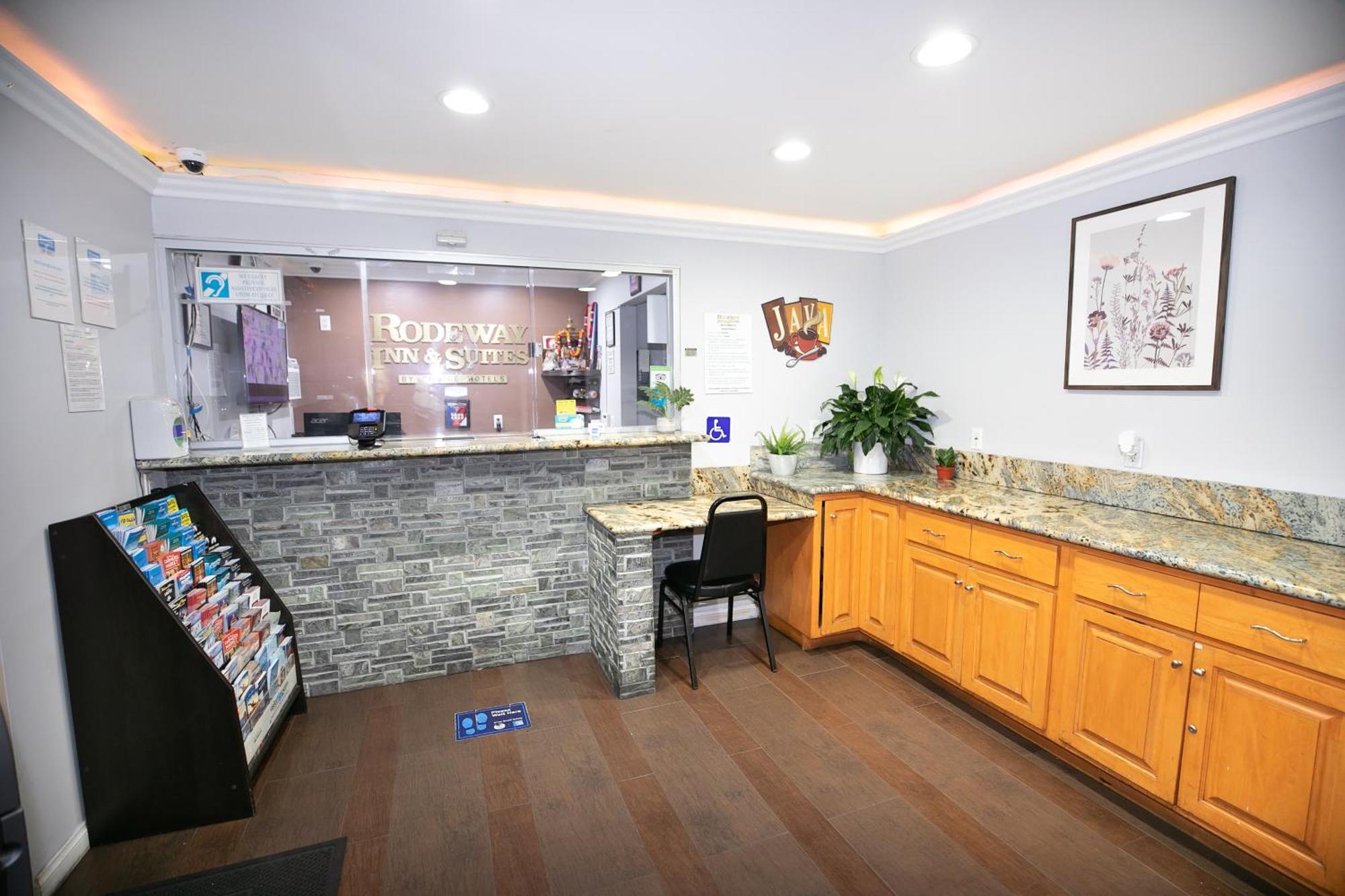 Rodeway Inn & Suites Беллфлауэр Экстерьер фото