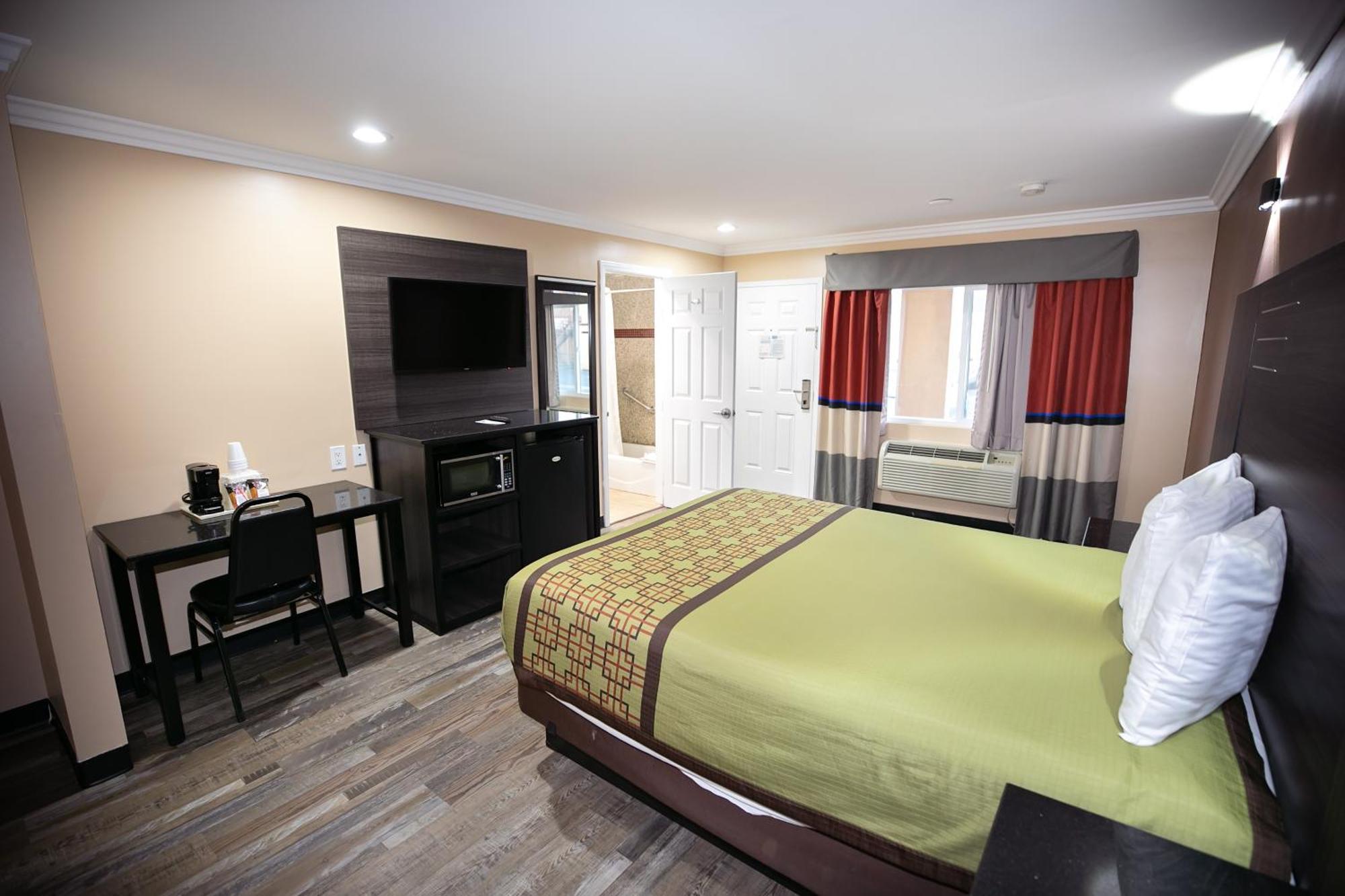 Rodeway Inn & Suites Беллфлауэр Экстерьер фото