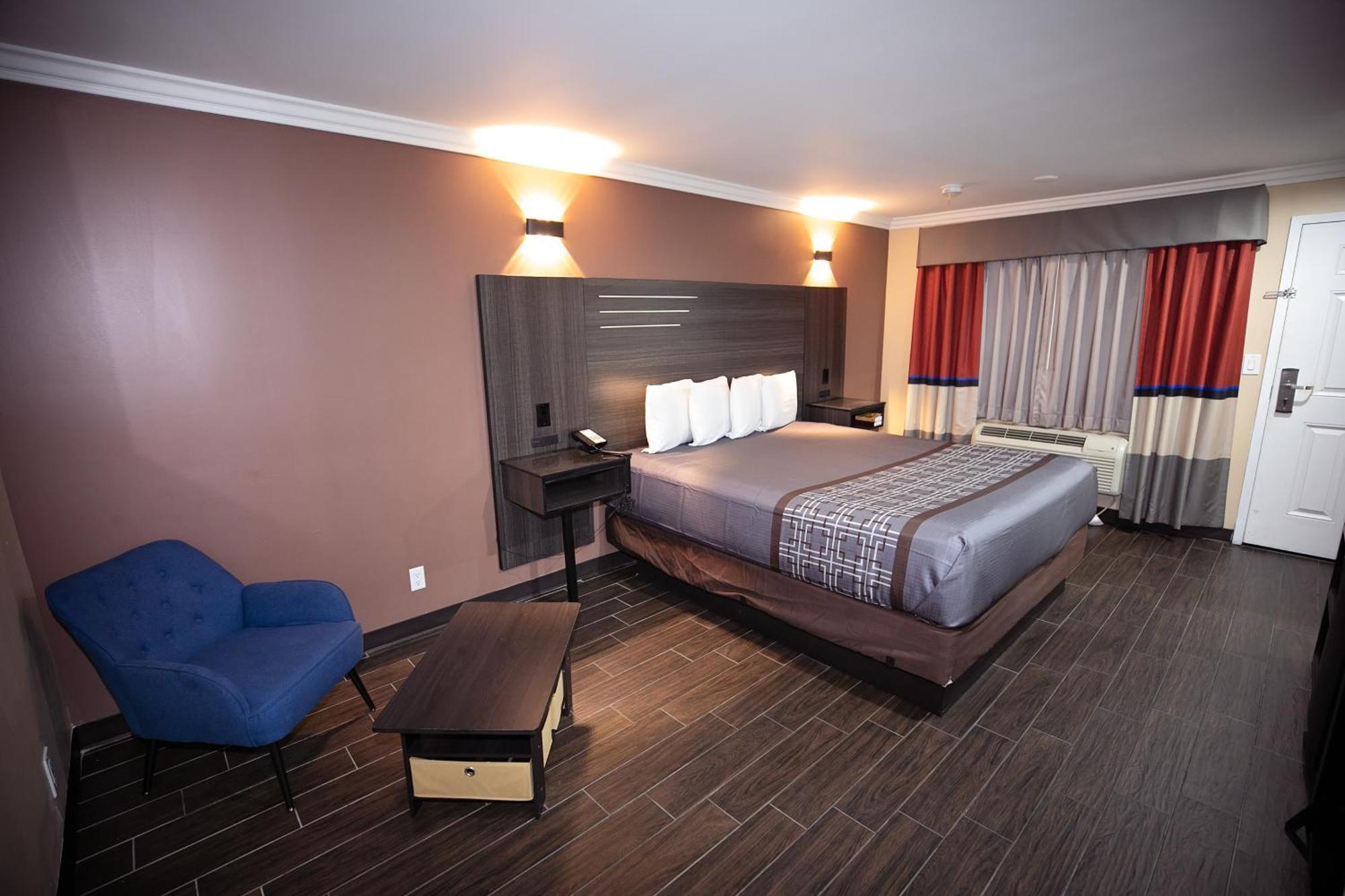 Rodeway Inn & Suites Беллфлауэр Экстерьер фото