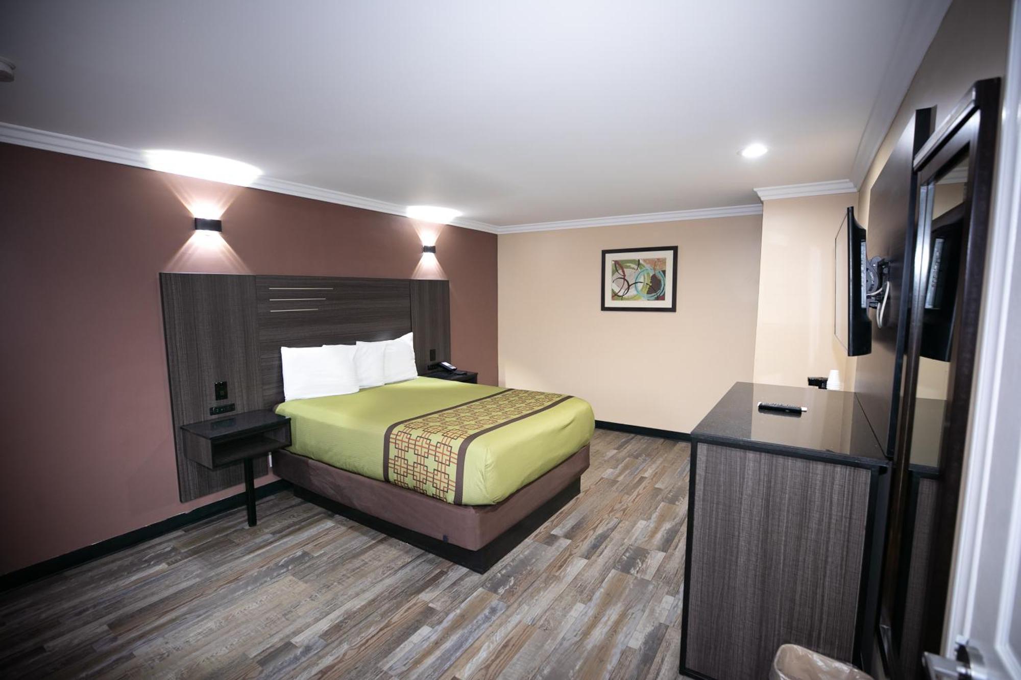 Rodeway Inn & Suites Беллфлауэр Экстерьер фото