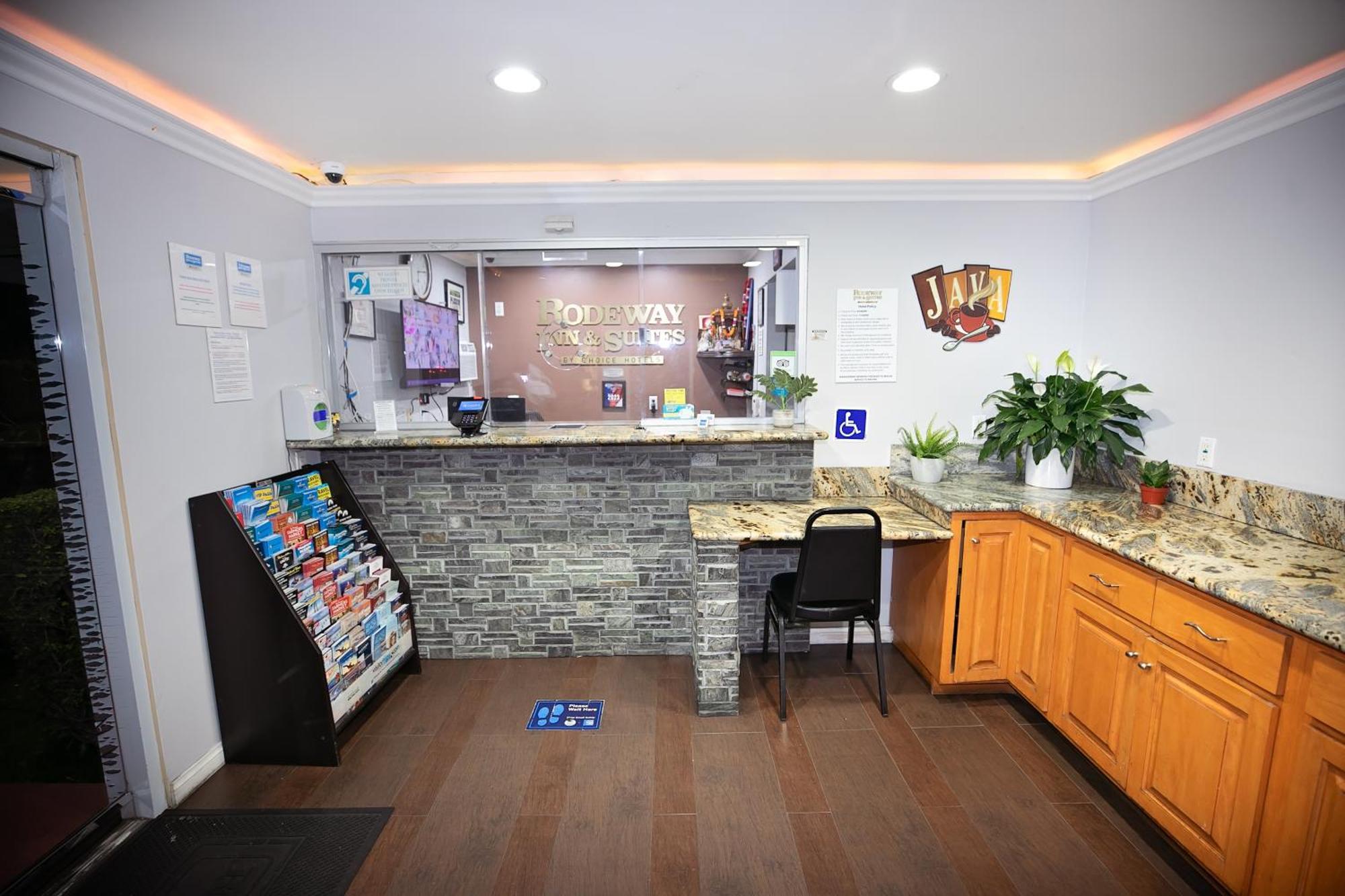 Rodeway Inn & Suites Беллфлауэр Экстерьер фото