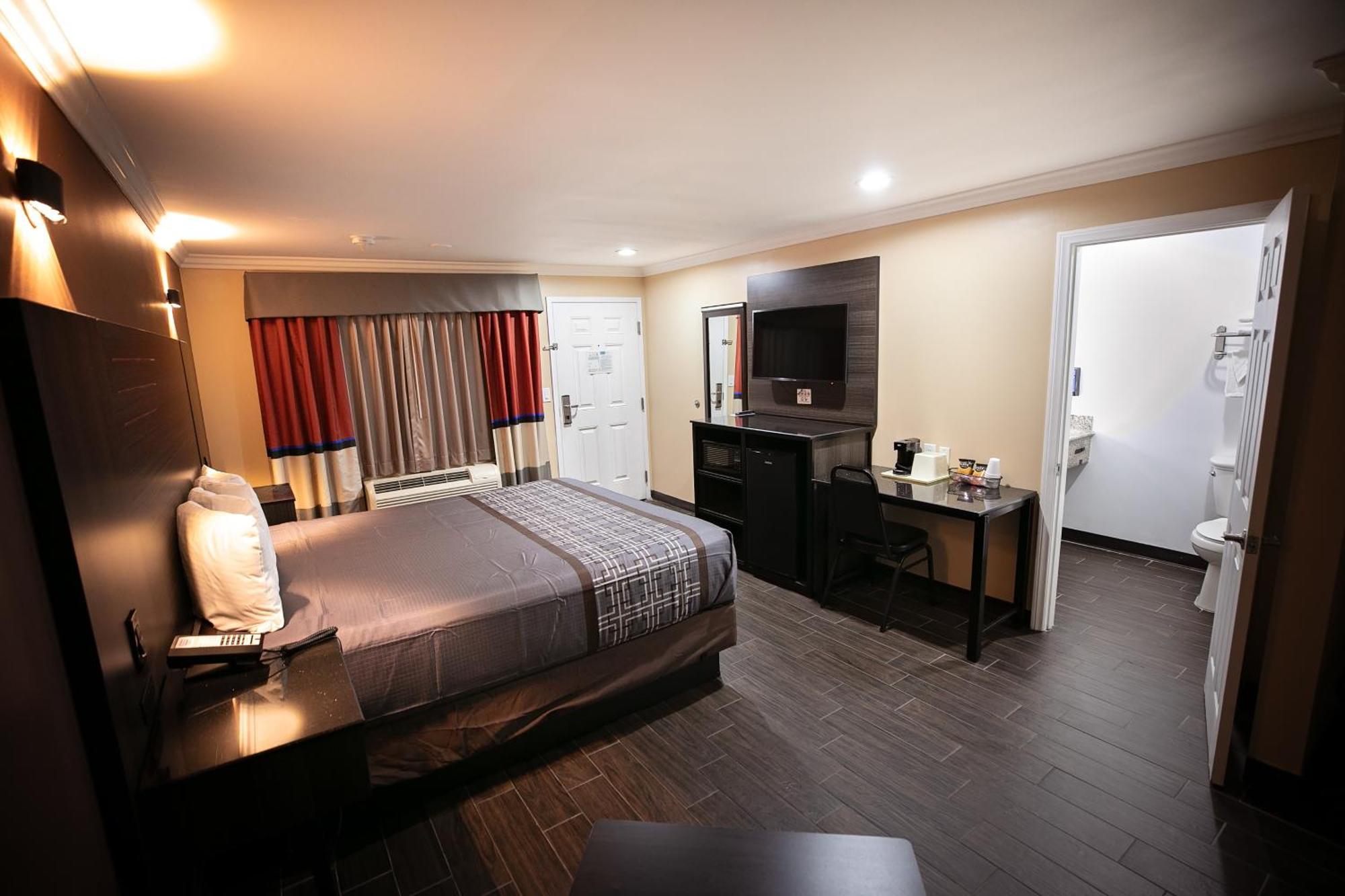 Rodeway Inn & Suites Беллфлауэр Экстерьер фото