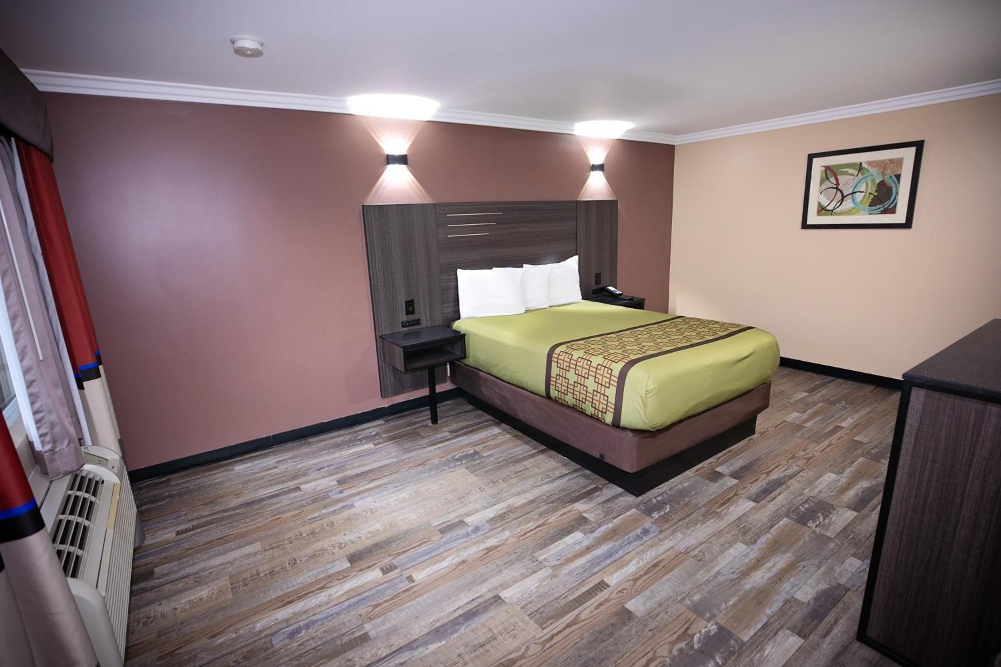 Rodeway Inn & Suites Беллфлауэр Экстерьер фото
