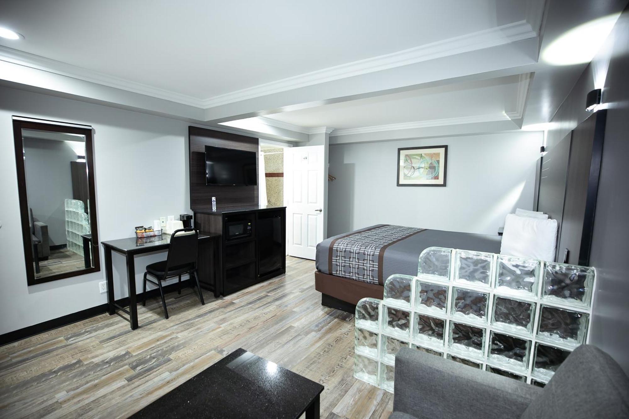 Rodeway Inn & Suites Беллфлауэр Экстерьер фото