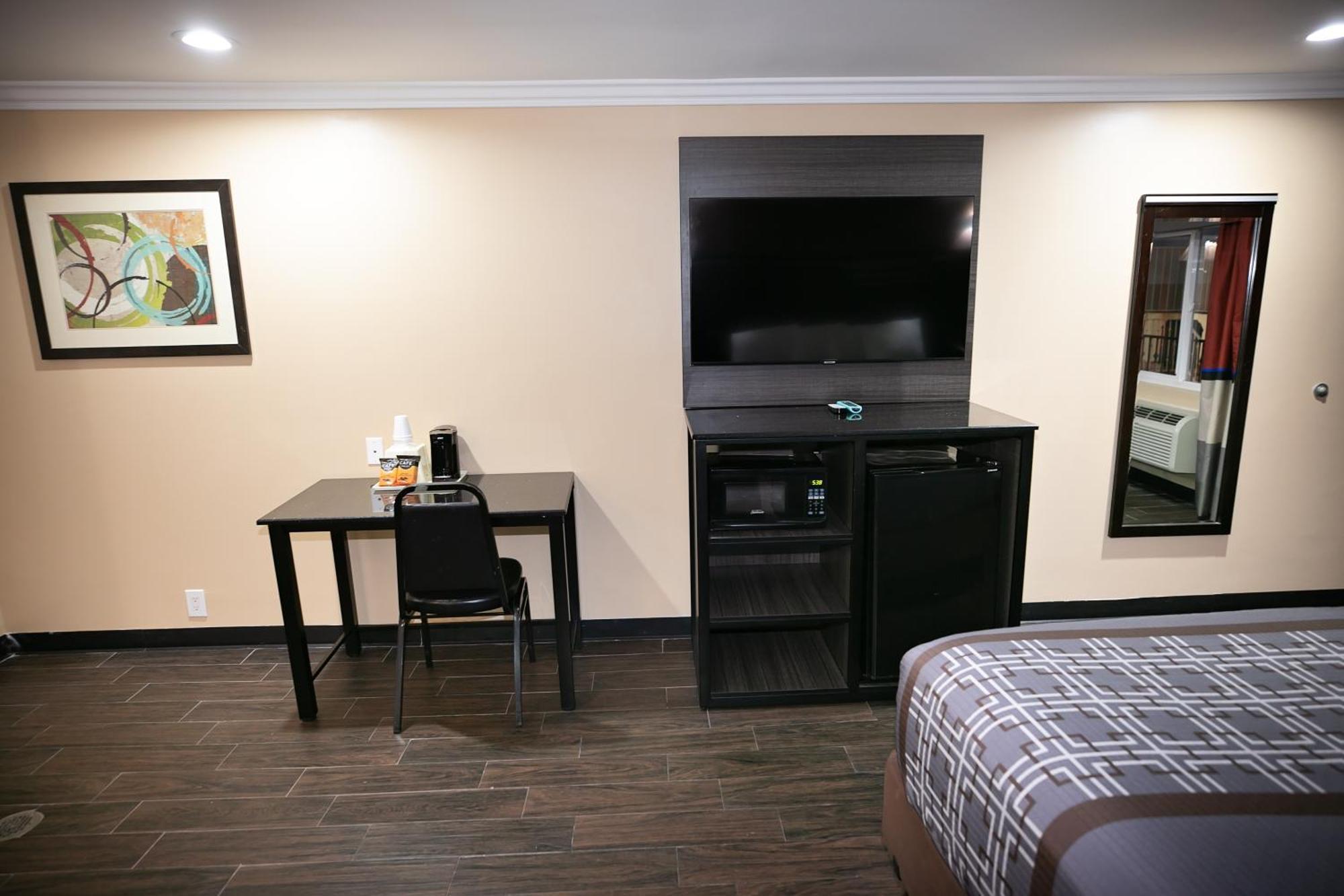 Rodeway Inn & Suites Беллфлауэр Экстерьер фото