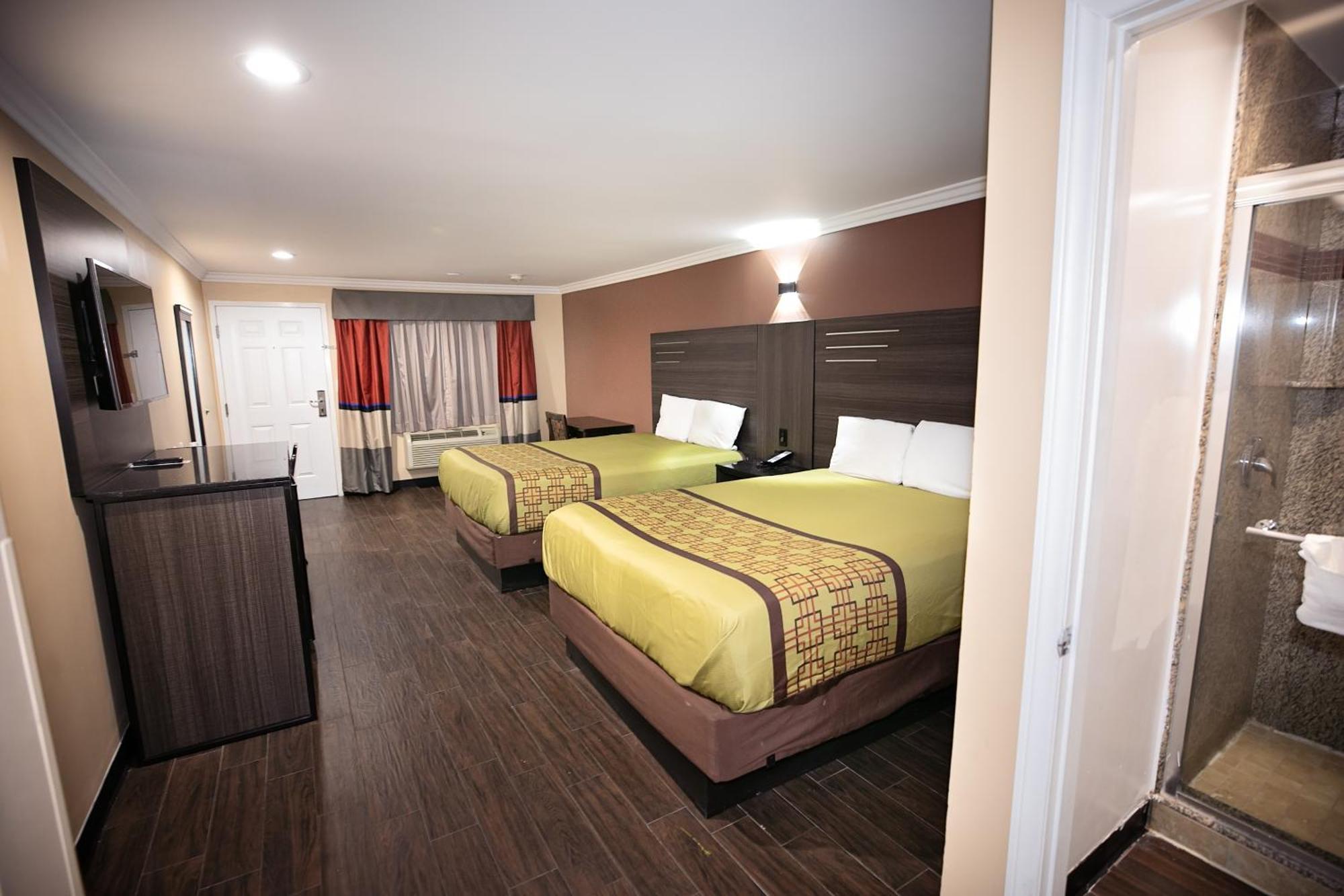 Rodeway Inn & Suites Беллфлауэр Экстерьер фото