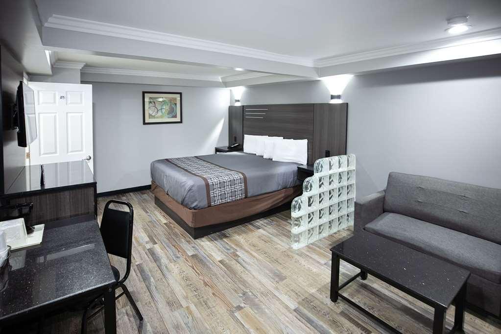 Rodeway Inn & Suites Беллфлауэр Номер фото