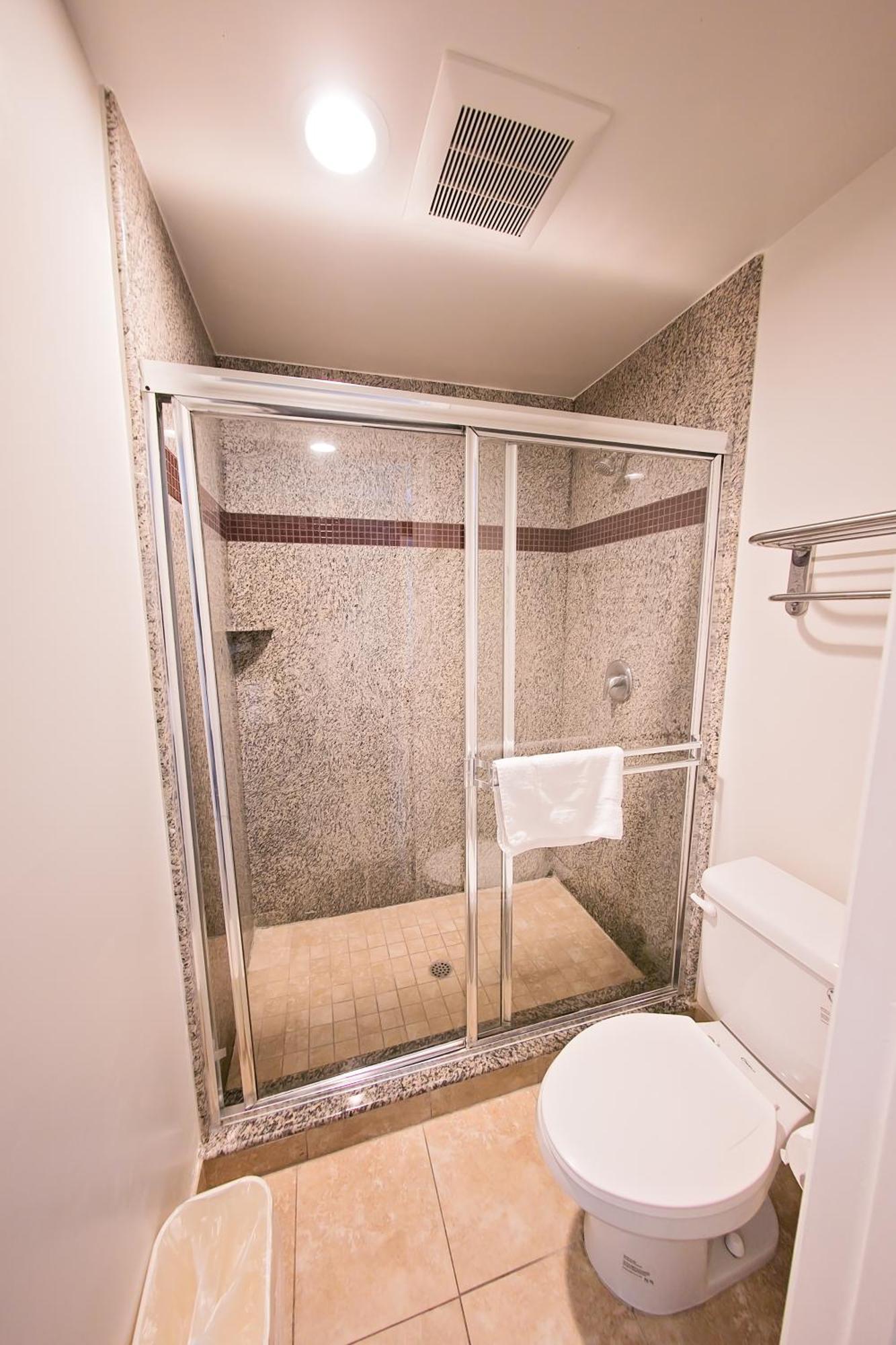 Rodeway Inn & Suites Беллфлауэр Экстерьер фото